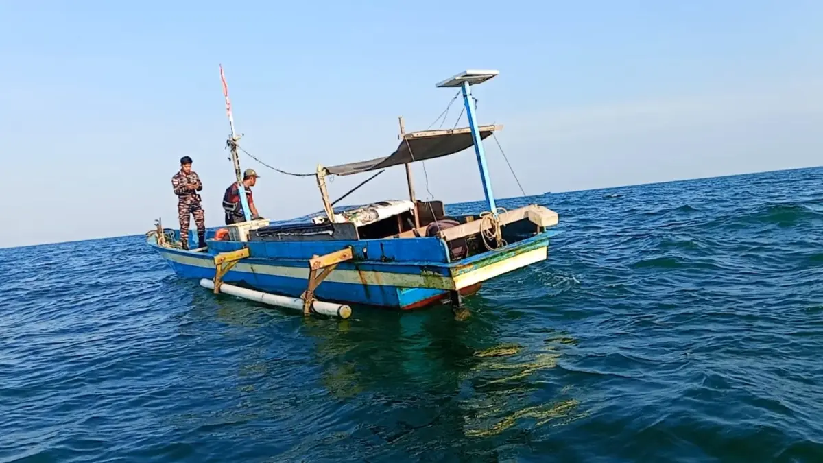EVAKUASI : Personel gabungan melakukan evakuasi terhadap nelayan yang sempat dikabarkan hilang kontak ditemukan di posisi : 04 10 38 U - 117 55 56 T.&nbsp;