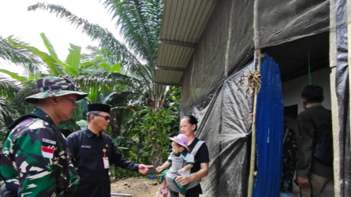 MENYAPA : Dandim 0911/Nunukan, Letkol Inf Tony Prasetyo, bersama Sekda Nunukan, Drs. Raden Iwan Kurniawan saat berkomunikasi dengan penerima program rehabilitasi rumah tidak layak huni. 
