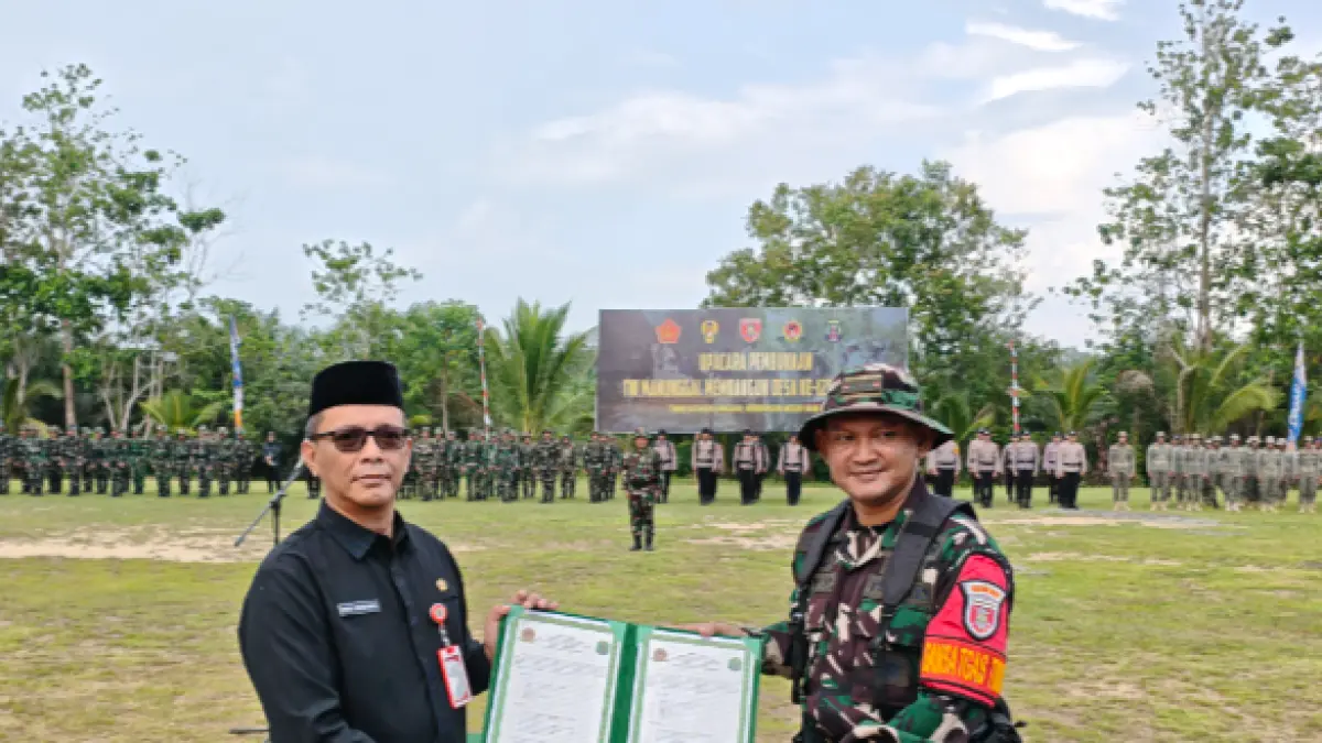 PEMBANGUNAN : Dandim Nunukan, Letnan Kolonel Infanteri Tony Prasetyo bersama Sekda Nunukan, Drs. Raden Iwan Kurniawan saat pembukaan TMMD ke-129 di Kecamatan Sebatik Barat. 