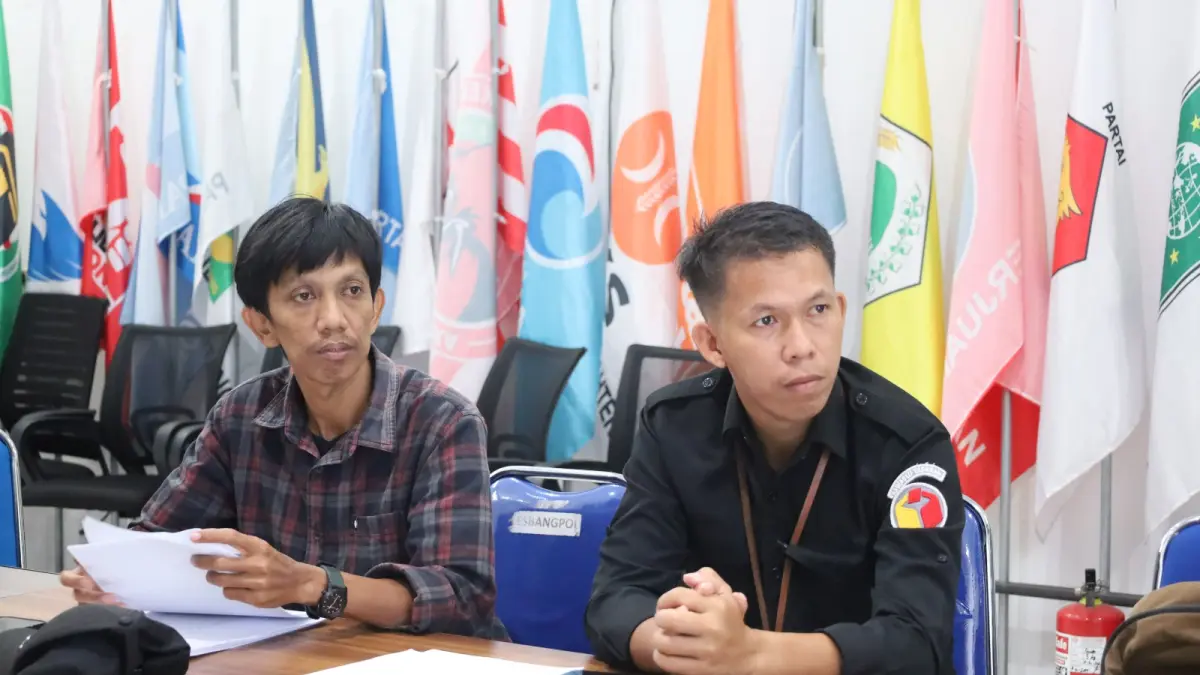 PENGAWASAN: Anggota Bawaslu Kota Tarakan Johnson, S.Pd. (kanan) melakukan pengawasan terhadap proses verifikasi administrasi pemutakhiran data partai politik melalui Sistem Informasi Partai Politik (SIPOL). AGUS DIAN ZAKARIA/RADAR TARAKAN