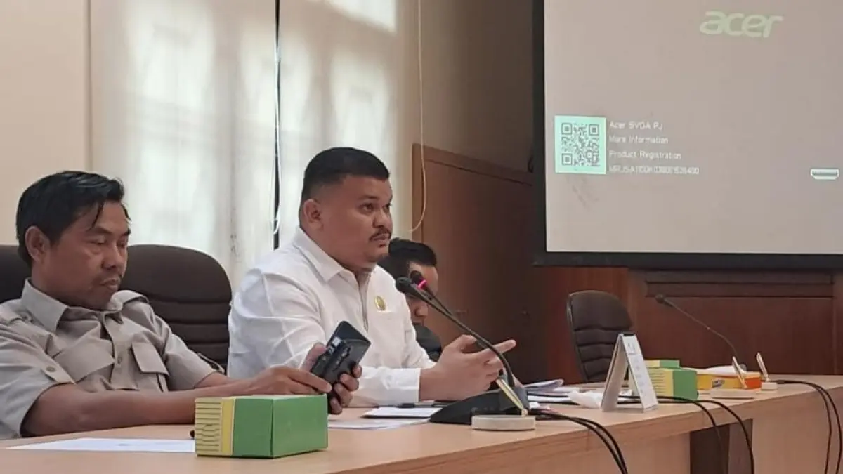 RDP LANJUTAN: Ketua Komisi I DPRD Kota Tarakan, Adhyansa menyampaikan hasil RDP terkait sengketa administrasi lahan di Kelurahan Pamusian. AGUS DIAN ZAKARIA/RADAR TARAKAN
