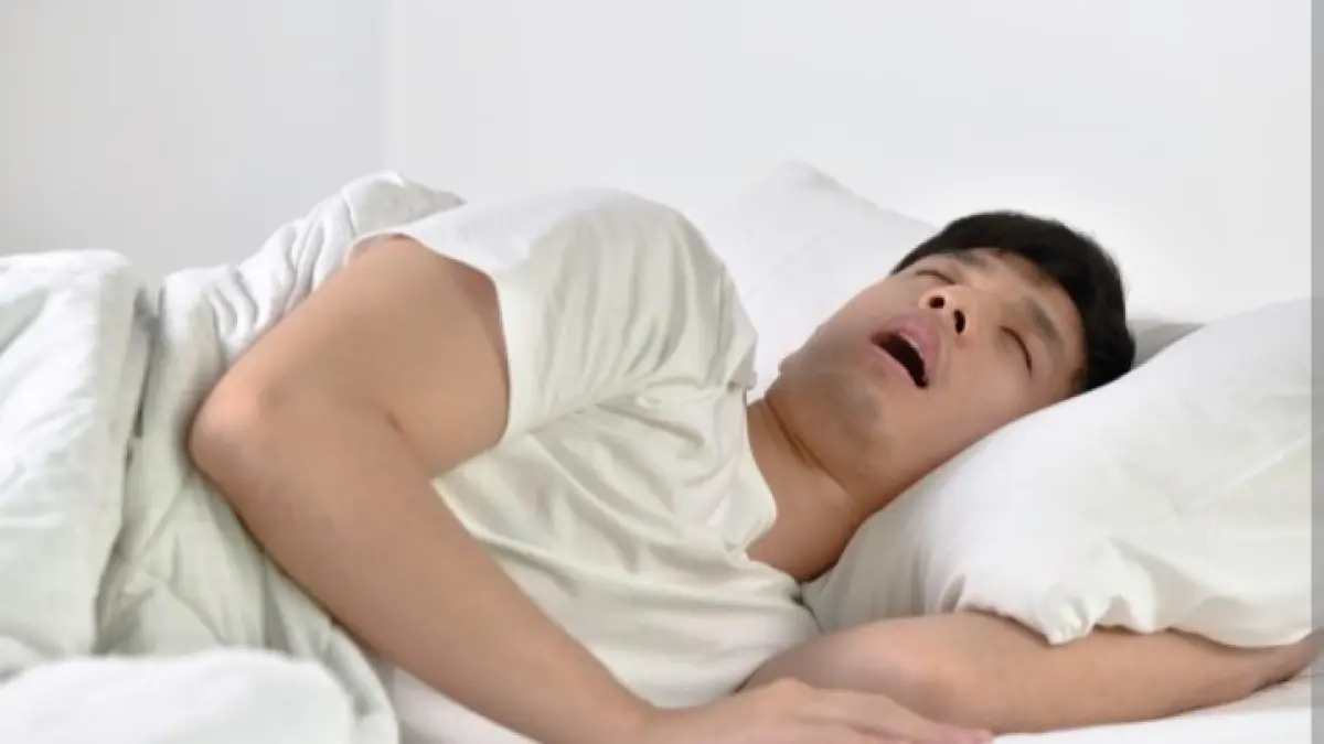 Seseorang tidur mendengkur atau ngorok.