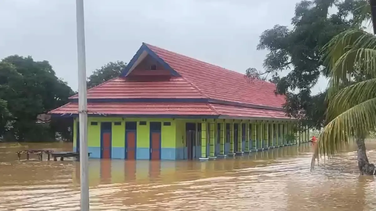 BANJIR: Kondisi banjir yang menggenang SDN 006 Belayan, Kecamatan Malinau Utara pada hari pertama masuk sekolah, Senin (13/7). FOTO: DIPA/RADAR TARAKAN