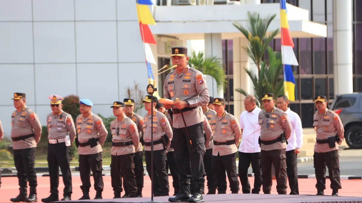 BERIKAN ARAHAN: Kapolda Kaltara Irjen Pol Agus Wijayanto memberikan arahan dalam apel di Mapolda Kaltara, Senin (13/7). FOTO: DOK POLDA KALTARA