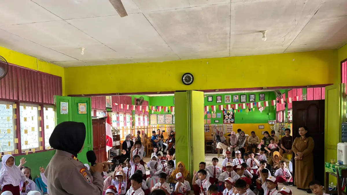 BERIKAN ARAHAN: Personel Sat Binmas Polresta Bulungan memberikan arahan dalam pelaksanaan MPLS. FOTO: DOK POLRESTA BULUNGAN