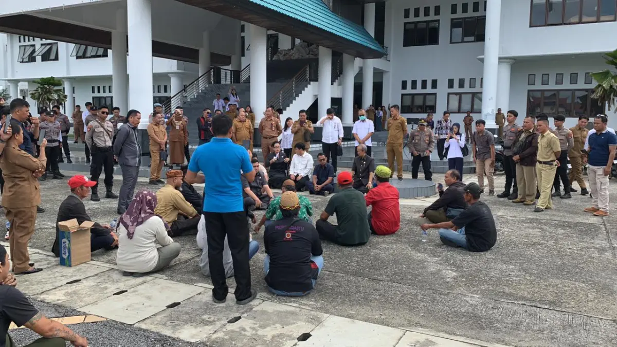 DEMO: Orangtua siswa dan LSM saat melakukan demonstrasi di depan gedung DPRD Malinau sebelum melakukan RDP. FOTO: DIPA/RADAR TARAKAN
