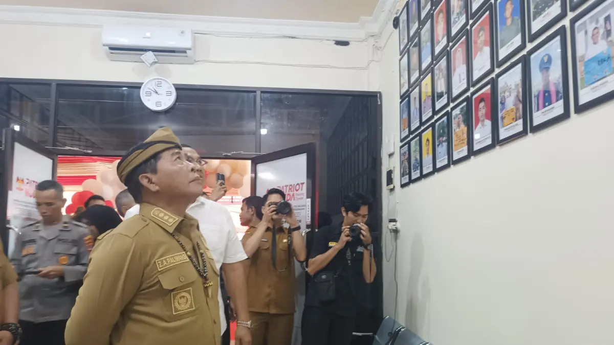 KEDINASAN: Gubernur Kaltara, Zainal Arifin Paliwang mengecek sekretariat Patriot Muda Training Center cabang Kaltara di Tanjung Selor. FOTO: IWAN K/RADAR TARAKAN