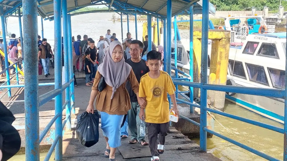 KEPENDUDUKAN: Aktivitas masyarakat di Pelabuhan Kayan II, Tanjung Selor. FOTO: RADAR TARAKAN


