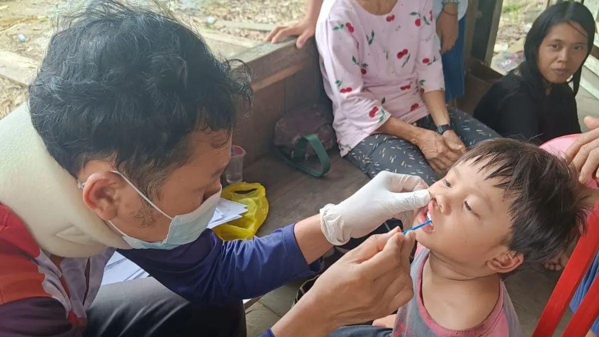 LAYANAN KESEHATAN: Petugas Dinkes Bulungan memberikan pelayanan kesehatan di wilayah DTPK. FOTO: RADAR TARAKAN