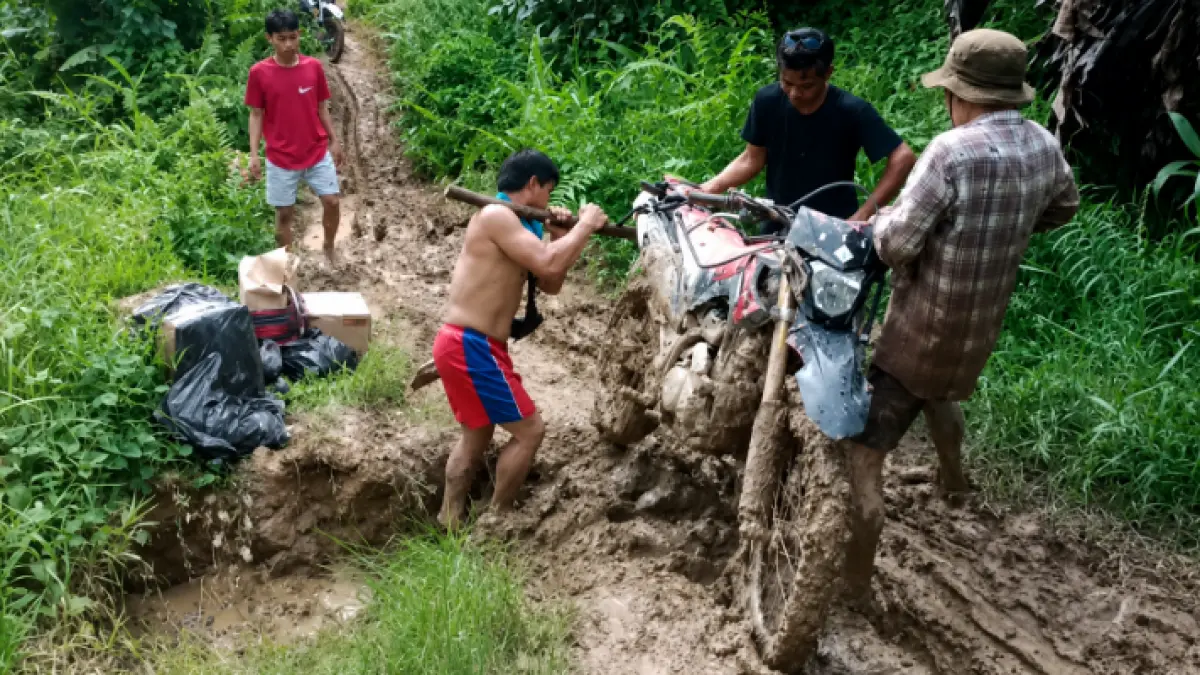MIRIS : Kendaraan roda dua tertahan karena ruas jalan rusak. Sehingga, untuk melintas ruas Jalan Wa Yagung–Long Umung motor harus diangkat.&nbsp;