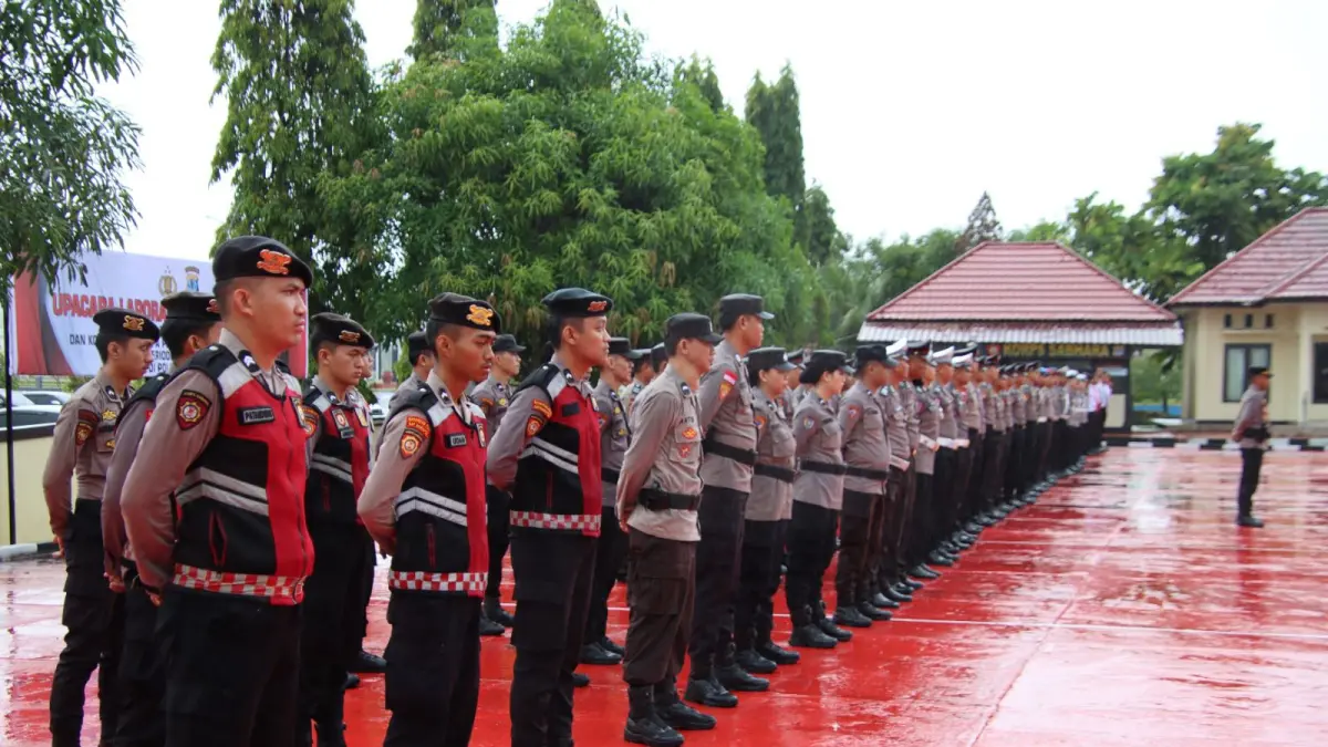 NAIK: Puluhan personel Polri di Malinau yang mengikut kenaikan pangkat. FOTO: DIPA/RADAR TARAKAN