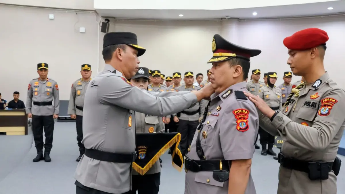PELANTIKAN: Kapolda Kaltara Irjen Pol Agus Wijayanto menyematkan tanda jabatan kepada Kombes Pol Dwi Wahyudi saat pelantikan Dirintelkam Polda Kaltara di Ruang Rupatama Bhara Daksa, Rabu (15/7). FOTO: DOK POLDA KALTARA
