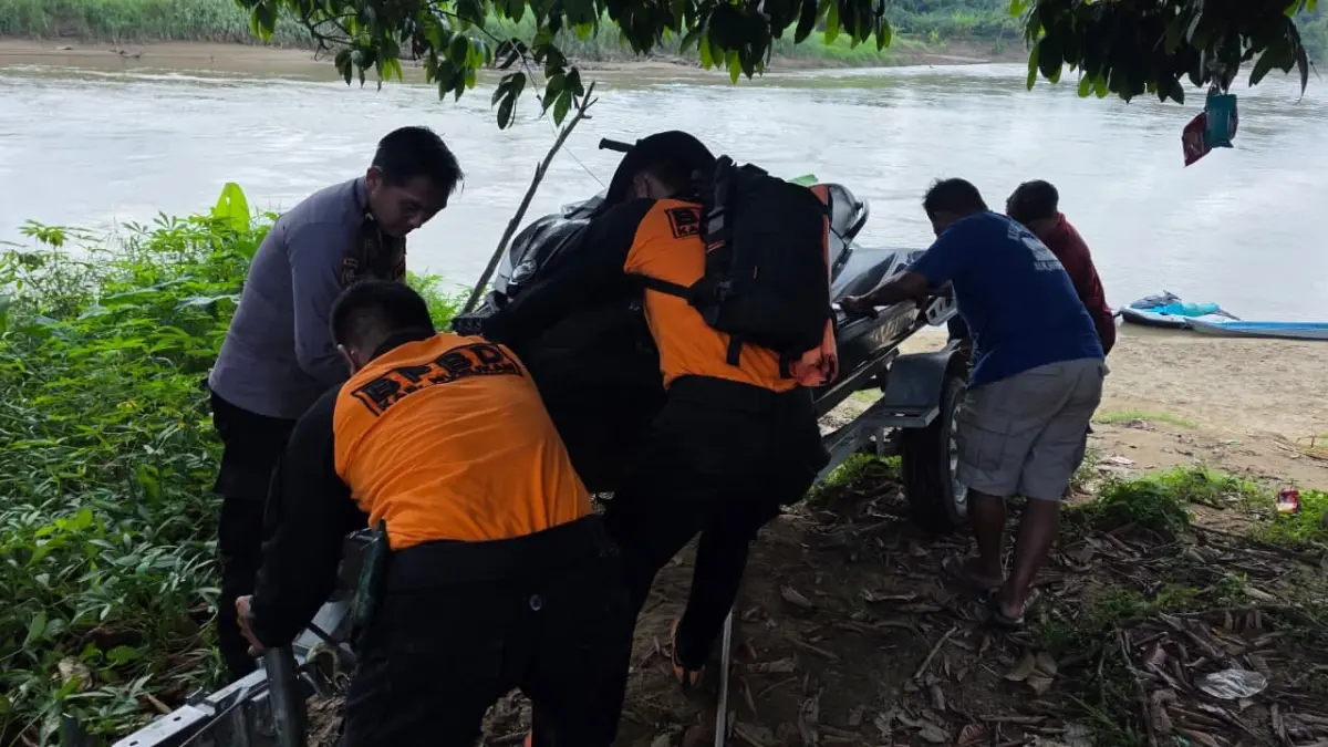 PENCARIAN : Personel Pos BPBD Lumbis bersama pemerintah desa, aparat keamanan dan masyarakat melakukan pencarian di Sungai Sembakung.&nbsp;