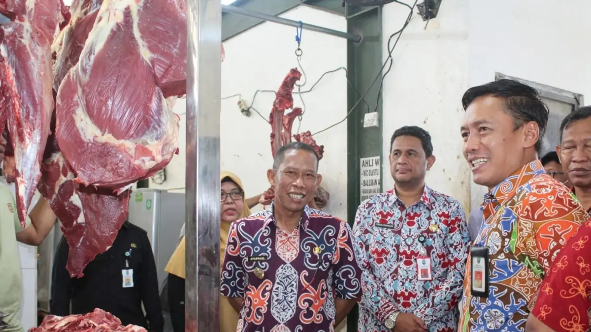PENGAWASAN: Bupati Bulungan, Syarwani didampingi Sekda Bulungan saat melakukan pengawasan harga di Pasar Induk, Tanjung Selor. FOTO: RADAR TARAKAN