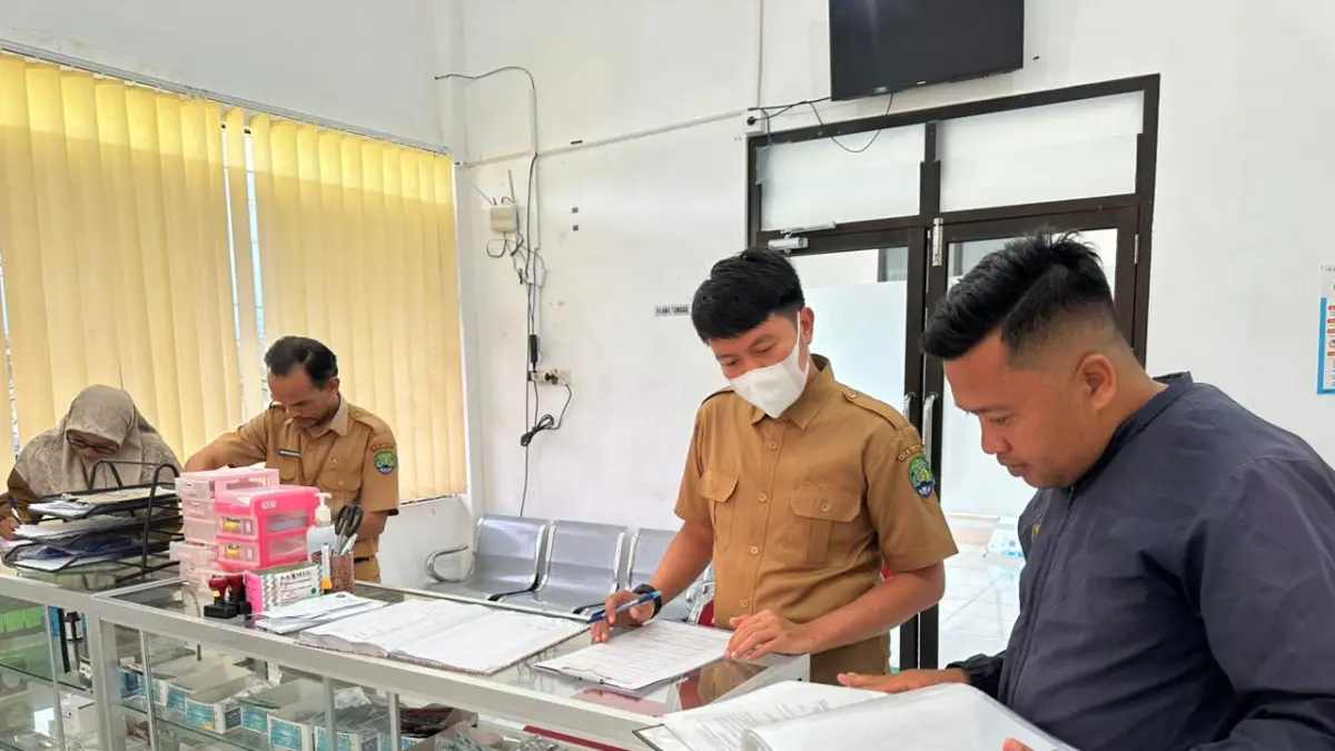 PENGAWASAN: Dinkes Bulungan saat melakukan pengawasan di sejumlah Apotek di Tanjung Selor. FOTO: RADAR TARAKAN