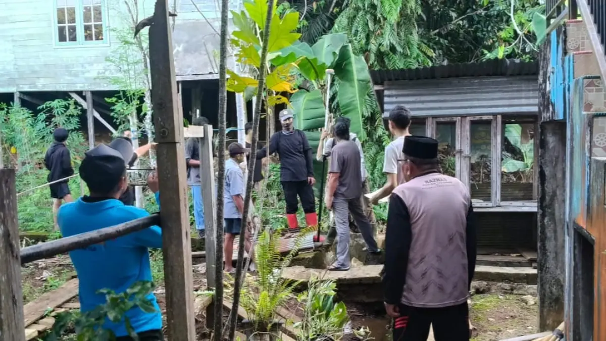 PENGUKURAN: Petugas BPN melalukan pengukuran bidang tanah di Bulungan. FOTO: RADAR TARAKAN