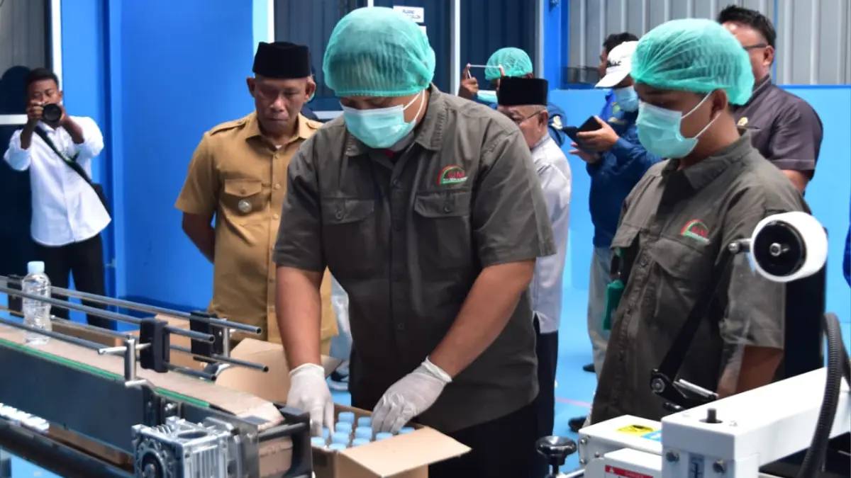 PENINJAUAN: Bupati Bulungan, Syarwani melihat produksi AMDK Kayanku. FOTO: RADAR TARAKAN
