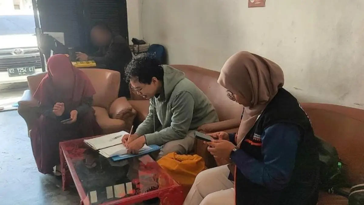 PROSES PENDATAAN: Petugas BPS Kota Tarakan melakukan wawancara kepada responden dalam pelaksanaan Sensus Ekonomi 2026 yang masih berlangsung hingga Agustus mendatang. ISTIMEWA