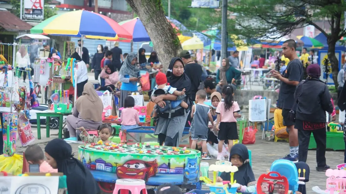 RUANG PUBLIK: Warga memadati kawasan ruang terbuka di Tanjung Selor untuk menikmati waktu bersama keluarga. FOTO: RADAR TARAKAN