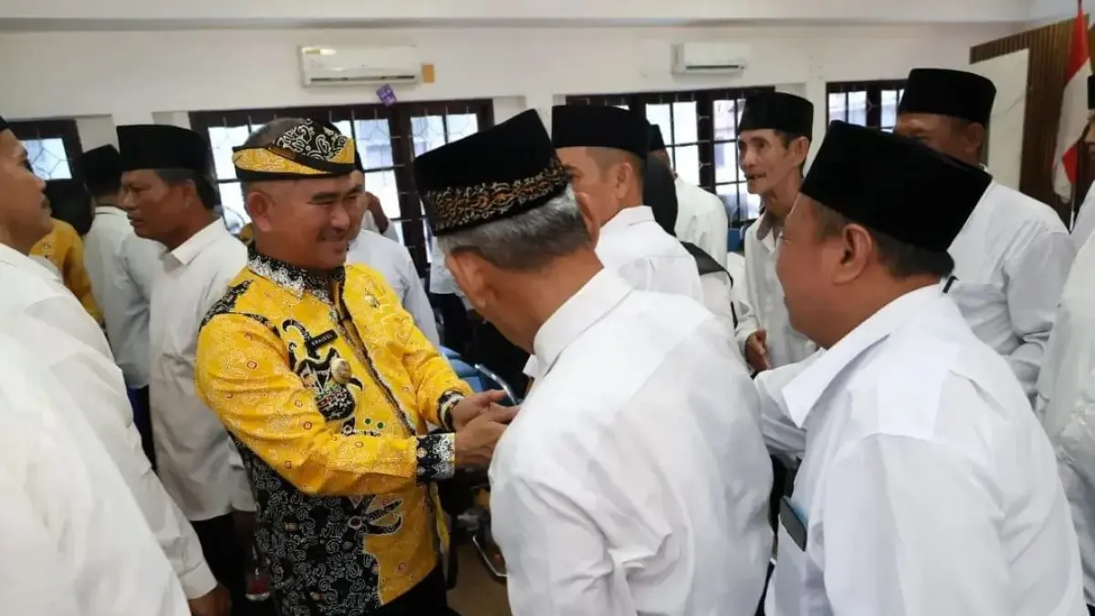 SERAHKAN SK: Wali Kota Tarakan dr. H. Khairul, M.Kes., menyerahkan secara simbolis Surat Keputusan (SK) kepada Ketua RT di Kecamatan Tarakan Barat. AGUS DIAN ZAKARIA/RADAR TARAKAN