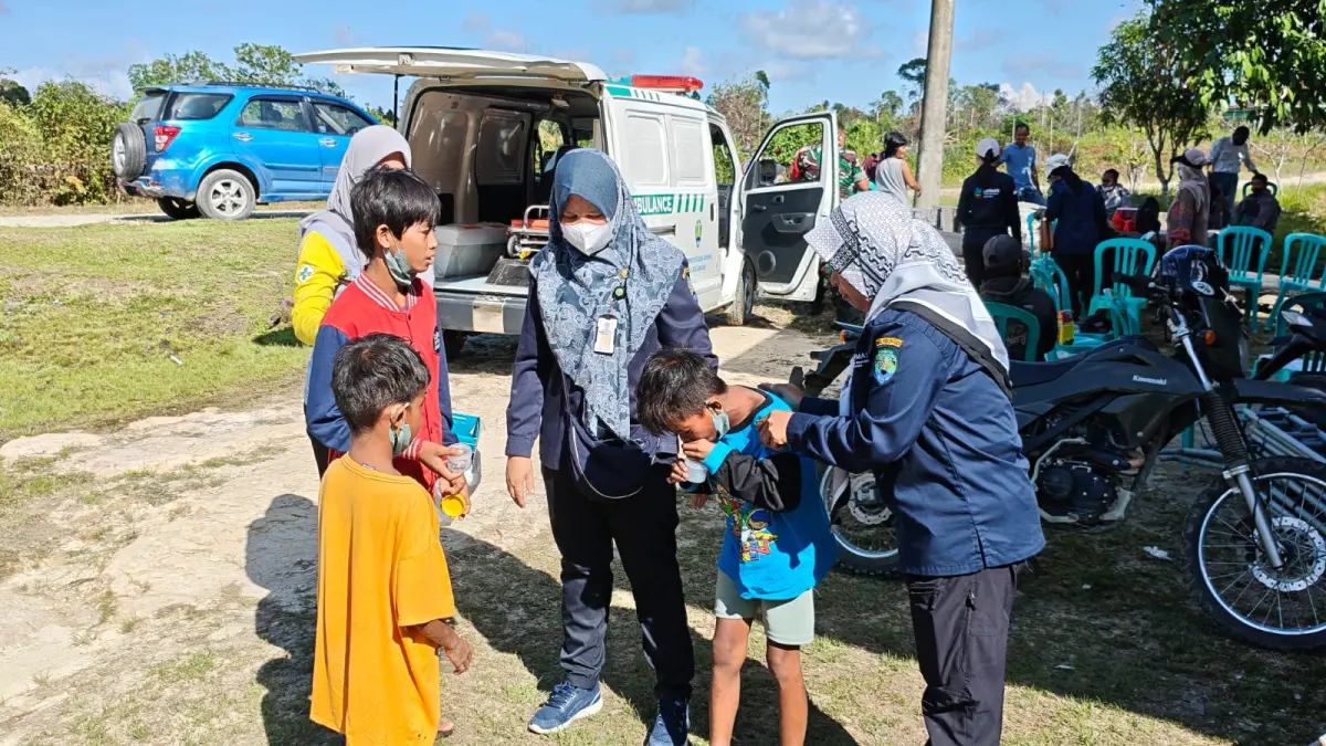 SKRINING: Petugas Dinkes Bulungan saat melakukan skrining TB di Bulungan. FOTO: RADAR TARAKAN