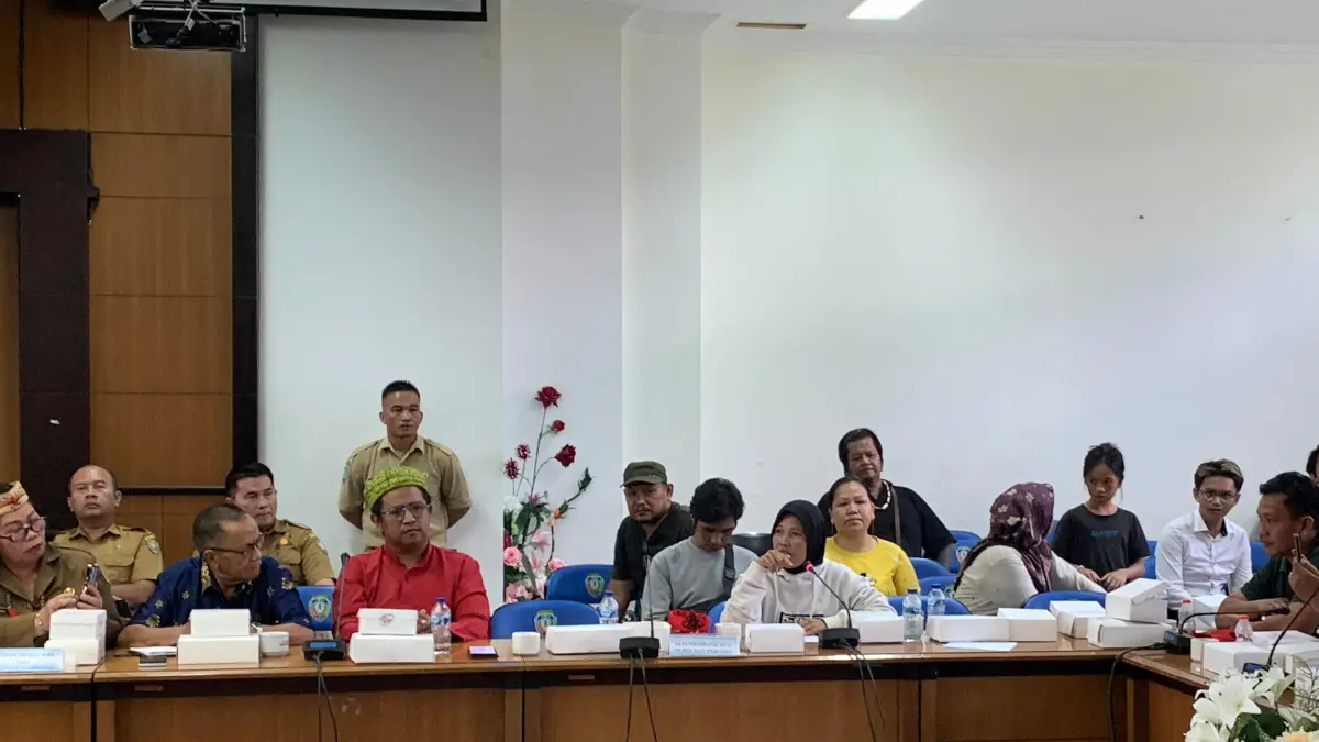 SPMB: Salah satu orang tua siswa yang menyampaikan keluhannya terkait polemik SPMB di SMAN 1 Malinau.&nbsp;FOTO: DIPA/RADAR TARAKAN
