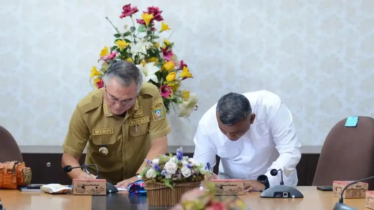 TEKEN: Bupati Wempi saat menandatangi Nota Kesepakatan bersama Kejari Malinau. FOTO: PROKOMPIM MALINAU