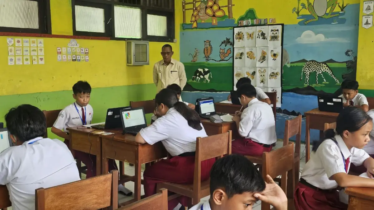 TINJAU LAPANGAN: Bupati Bulungan, Syarwani menijau pelaksanaan tes kemampuan akademik (TKA) du Bulungan. FOTO: RADAR TARAKAN