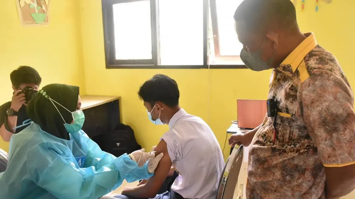 VAKINASI: Pelajar di Bulungan saat menjalani skrining sebelum mendapatkan vaksin. FOTO: RADAR TARAKAN
