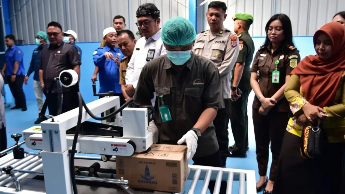 WAJIB PRODUK LOKAL: Produksi kemasan AMDK Kayanku di Bulungan. FOTO: RADAR TARAKAN
