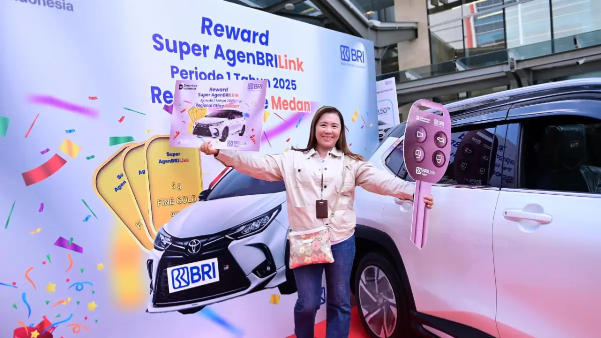 Agen BRILink asal Serbalawan, Kabupaten Simalungun, Kursumawati, menerima Grand Prize berupa satu unit All New Yaris setelah mencatat lebih dari 2.000 transaksi per bulan melalui outlet BRILink yang dikelolanya.