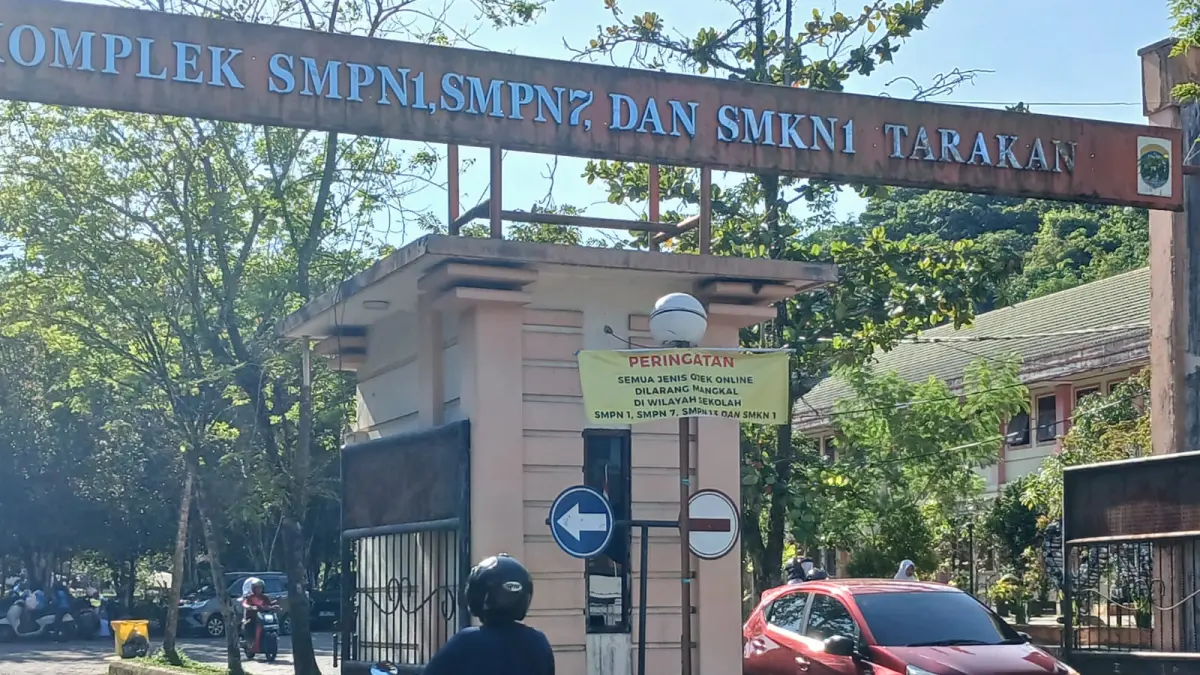 LARANGAN MANGKAL: Spanduk larangan pengemudi ojek online menunggu di depan kawasan sekolah terpasang sebagai upaya menjaga ketertiban dan keamanan. AGUS DIAN ZAKARIA/RADAR TARAKAN