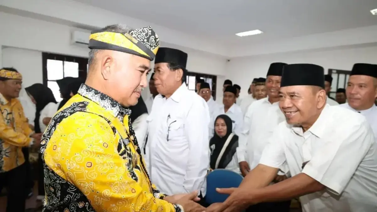 MELANTIK : Wali Kota Tarakan dr. H. Khairul, M.Kes mengucapkan selamat kepada ketua RT dilantik. AGUS DIAN ZAKARIA/RADAR TARAKAN