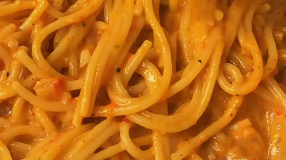 Potret one pan pasta creamy yang praktis dan tidak menyebabkan banyak cucian.
