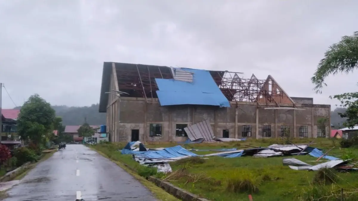 RUSAK PARAH : Kondisi atap Gereja GKII Long Bawan turut mengalami kerusakan akibat terpaan angin yang terjadi pada Kamis, (17/7).&nbsp;