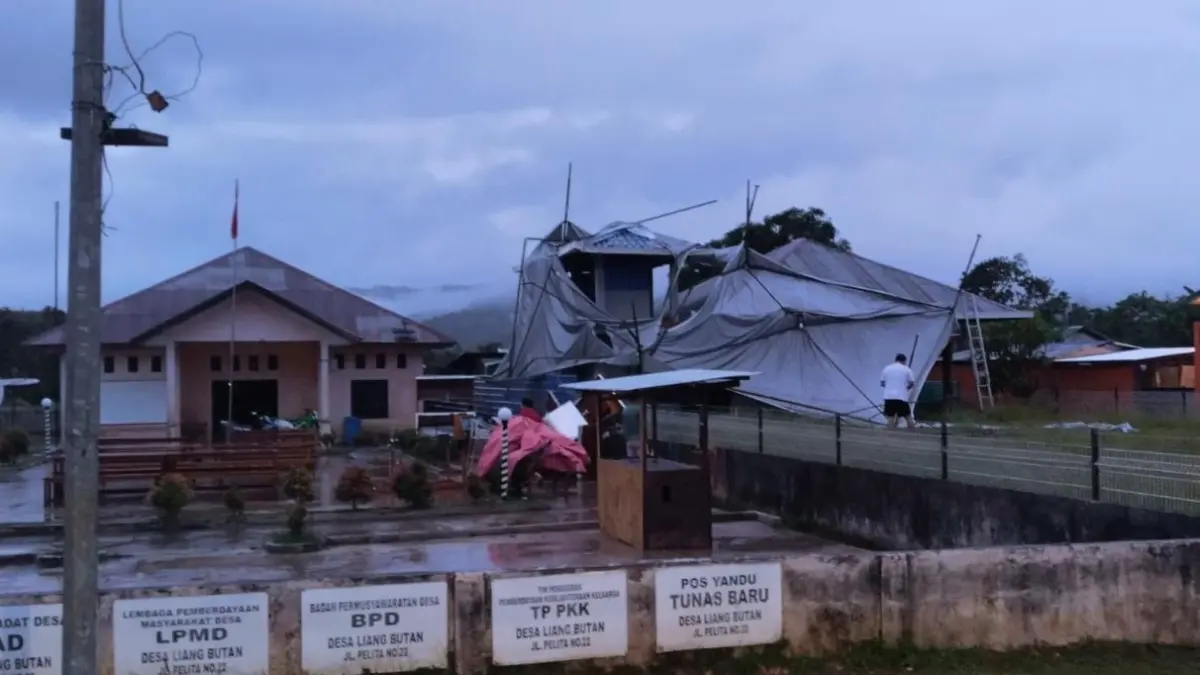 RUSAK : Sejumlah bangunan mengalami kerusakan usai cuaca ekstrem terjadi di Krayan.&nbsp;