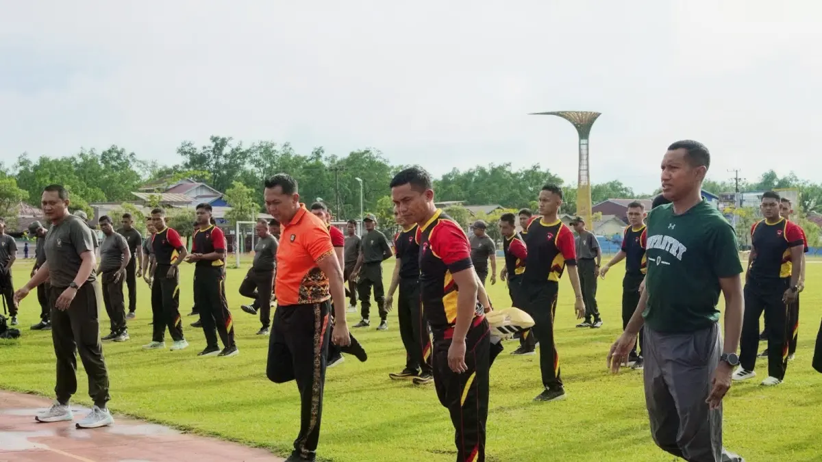 SINERGITAS: Olahraga bersama Polri dan TNI Tana Tidung digelar di lapangan RTH. H. Joesoef Abdillah, Tideng Pale, Jumat (17/7).Foto: DOK Polres KTT