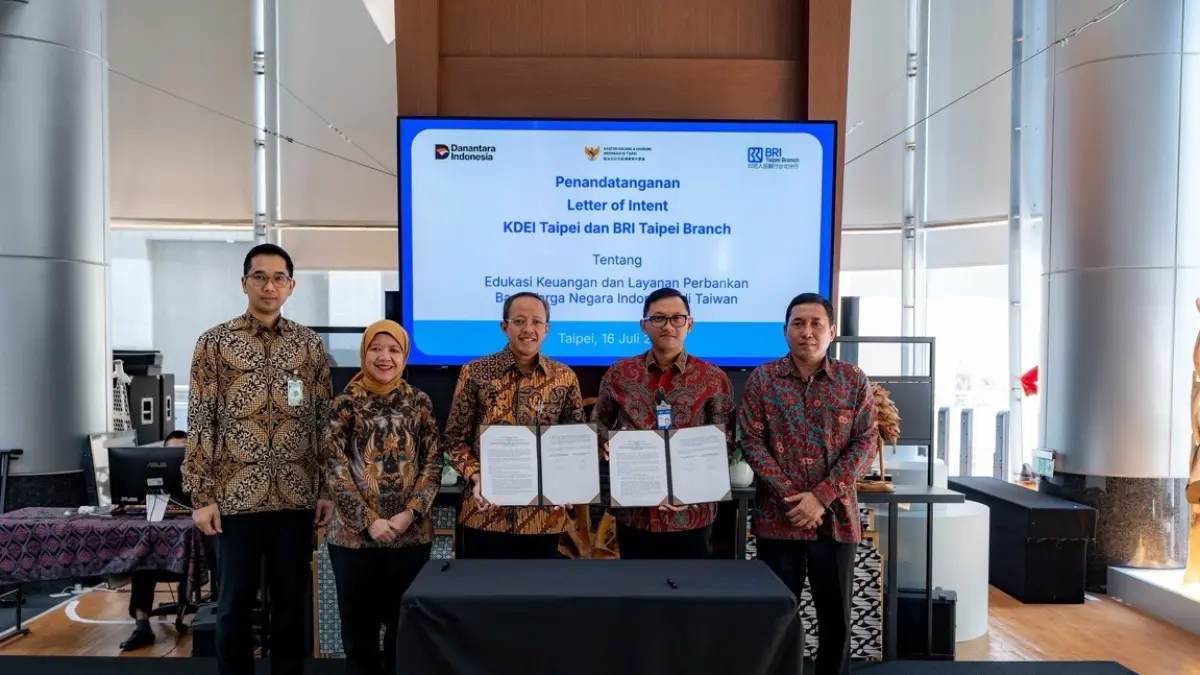 SINERGI: Perwakilan BRI Taipei Branch dan KDEI Taipei menunjukkan dokumen Letter of Intent (LoI) usai penandatanganan kerja sama di Taipei, Kamis (17/7). Kolaborasi ini bertujuan memperluas edukasi keuangan serta akses layanan perbankan bagi Warga Negara Indonesia (WNI) di Taiwan. FOTO: DOK BRI