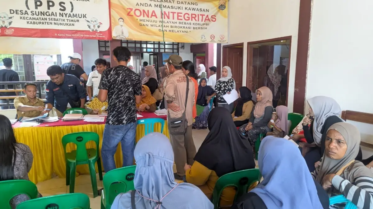 ANTUSIAS : Masyarakat Sebatik berbondong-bondong mengikuti program jemput bola yang dilaksanakan Disdukcapil Nunukan.&nbsp;