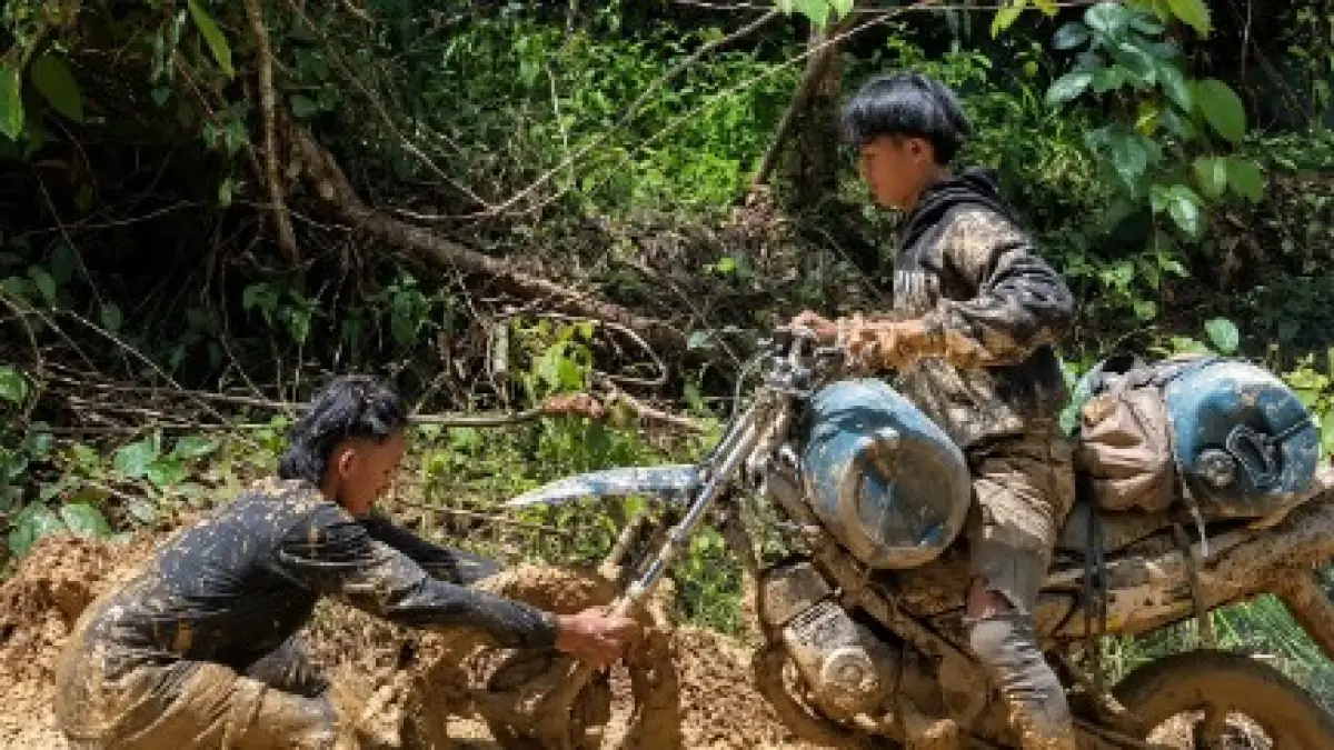BERJIBAKU : Kendaraan roda dua menuju Krayan Selatan saat melintas harus ditarik untuk dapat melalui jalan yang rusak. 