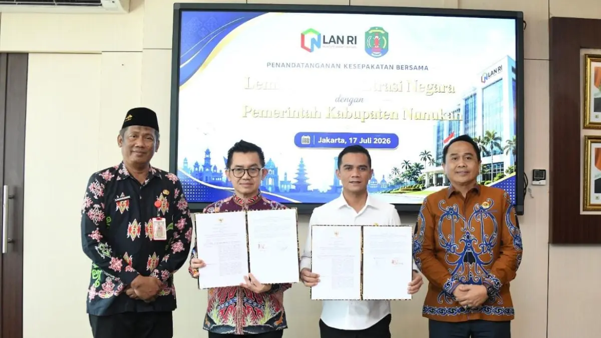 KERJASAMA : Penandatanganan MoU antara Bupati Nunukan H. Irwan Sabri, SE yang didampingi Kepala BKPSDM Nunukan, Kaharuddin bersama Kepala Lembaga Administrasi Negara RI Dr. Muhammad Taufik, DEA. PEMKAB NUNUKAN