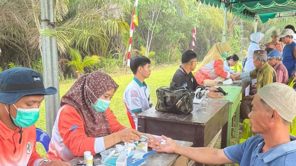 LAYANAN : Masyarakat antusias memanfaatkan pemeriksaan kesehatan yang dilaksanakan petugas kesehatan Badan Layanan Umum Daerah (BLUD) UPT Puskesmas Setabu. PEMKAB NUNUKAN