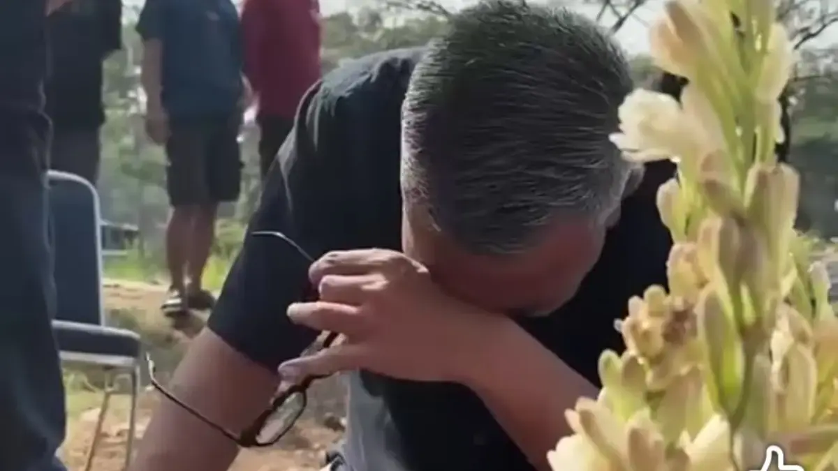 Abdel Achrian menangis saat ziarah ke makam sang sahabat, Temon.