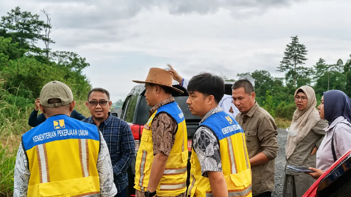 CEK LAHAN: Dinsos PMD, PUPR dan intansi terkiat lainnya di Tana Tidung mendampingi Satker PUPR meninjau lahan yang disiapkan untuk sekolah rakyat di sekitar kawasan pusat pemerintahan. (FOTO: DISKOMINFO)
