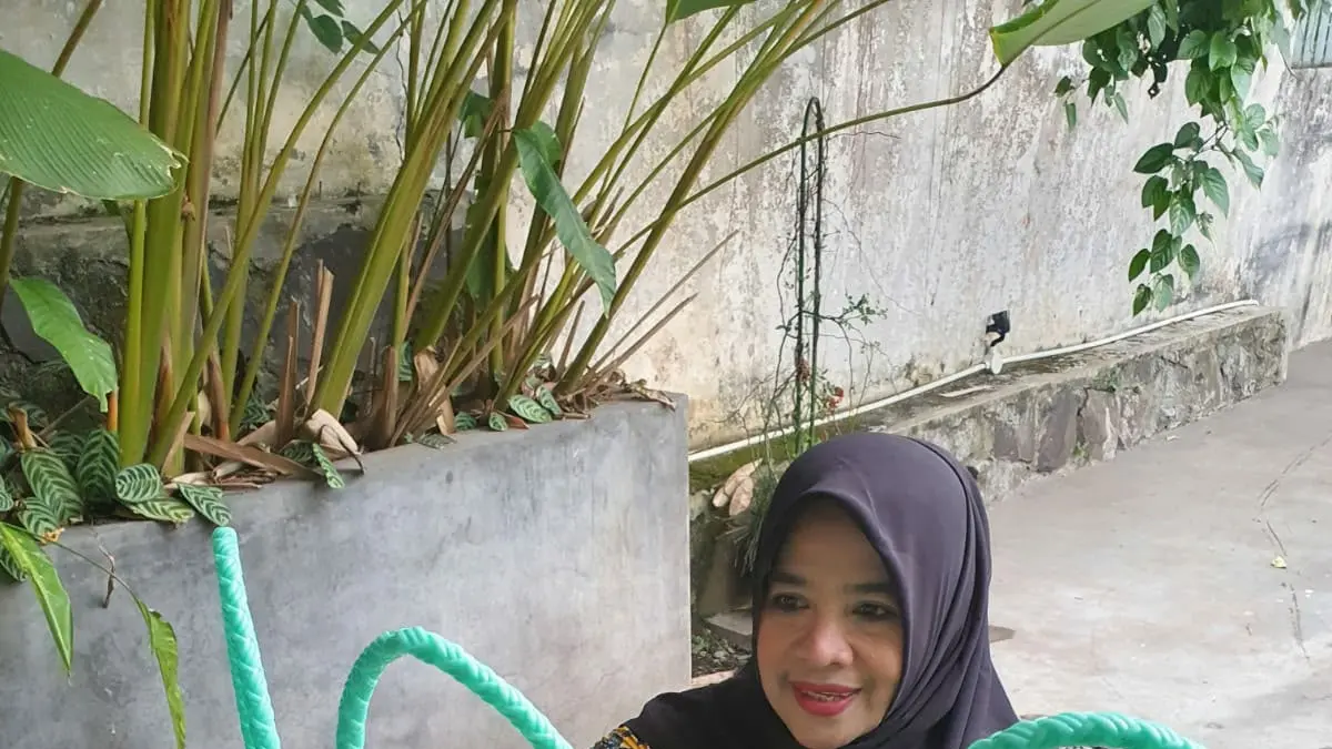 Lucy Emilda menunjukkan produk cheese stick merek BUNCY yang berkembang berkat dukungan Program Sertifikasi Halal BRI. FOTO: DOK. BRI