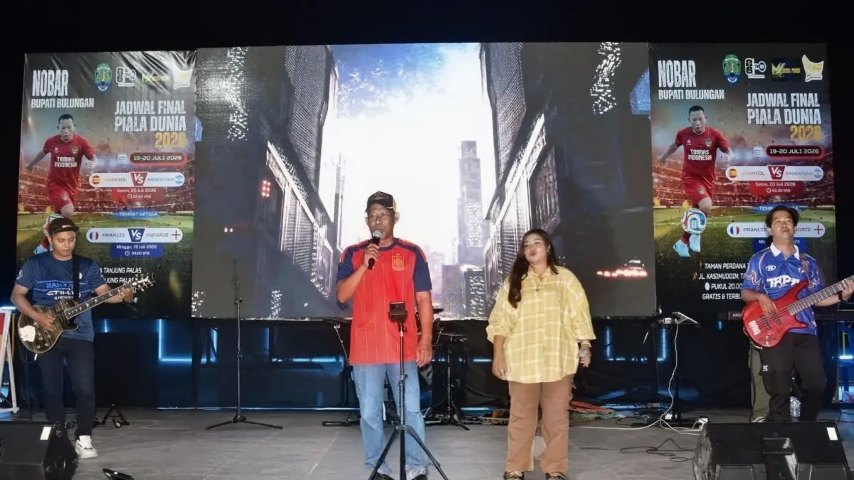 NOBAR; Bupati Syarwani membawakan sebuah lagu sebelum kick final piala dunia 2026 dimulai, Minggu malam (19/7).Foto: DKISP