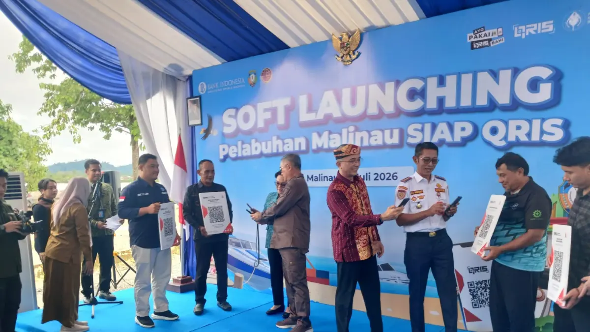 DIGITALISASI PELABUHAN: Bupati Malinau Wempi W. Mawa bersama KPwBI Provinsi Kalimantan Utara Agus Taufik melakukan soft launching Pelabuhan Malinau SIAP QRIS di Halaman Pelabuhan Malinau. AGUS DIAN ZAKARIA/RADAR TARAKAN