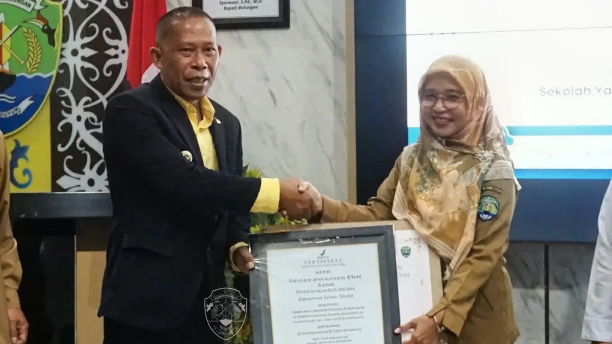 KEAMANAN PANGAN: Bupati Syarwani menyerahkan sertifikat GERMAS SAPA. 