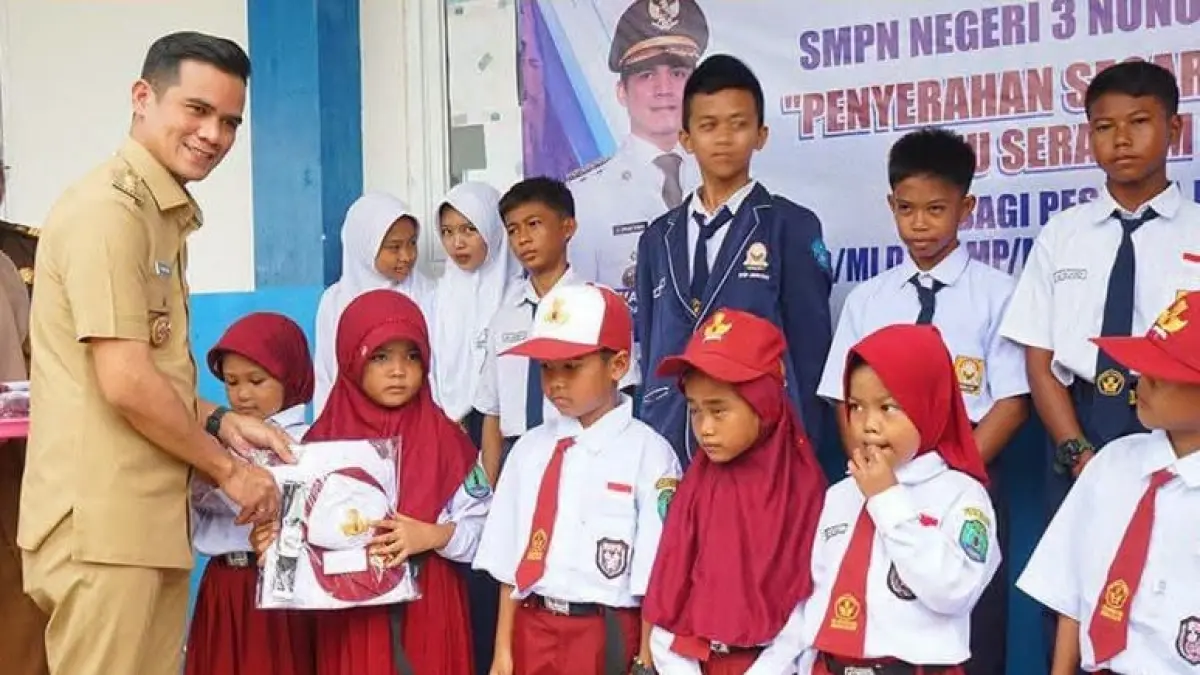 KOMITMEN : Bupati Nunukan H. Irwan Sabri saat menyerahkan seragam gratis yang berlansung di SMP Negeri 3 Nunukan Selatan.&nbsp;