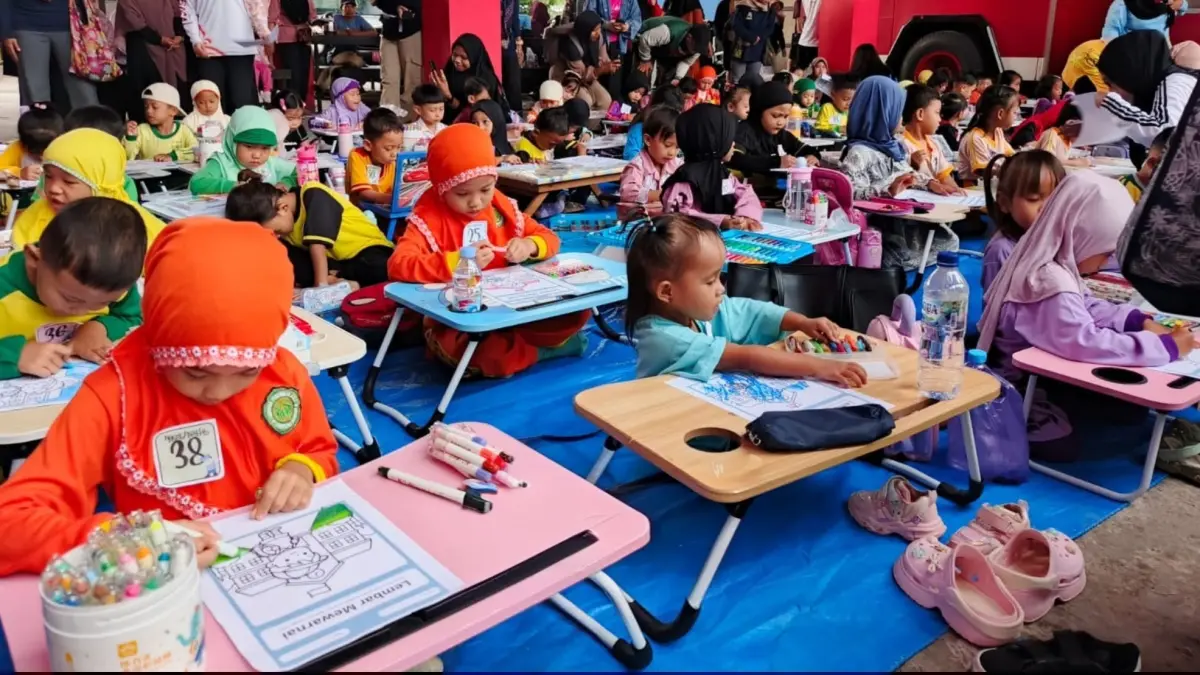 KREATIVITAS: Lomba mewarnai dalam rangka memperingati HAN dan Bulan Literasi akhir pekan lalu. (FOTO: DKISP)